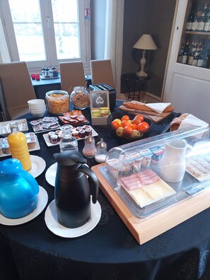 بوفيه فطور يوميًا بتكلفة قدرها (12 EUR للشخص)