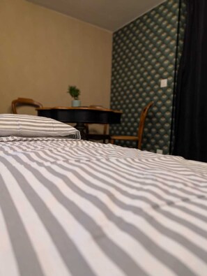 2 chambres, fer et planche à repasser, lit de bébé portatif