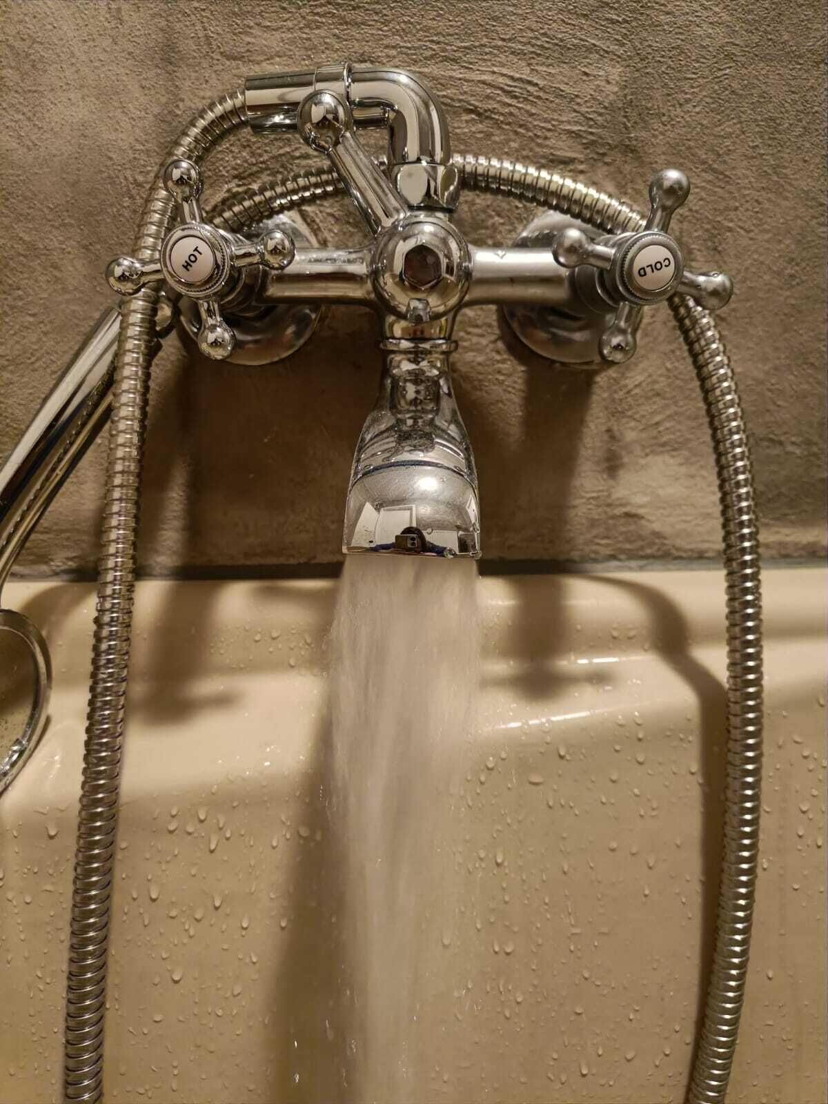 Een douche, een haardroger, handdoeken, toiletpapier