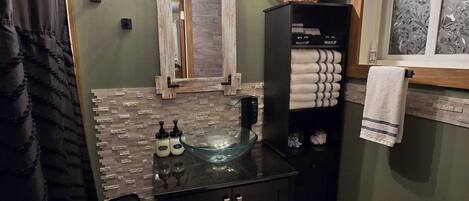 Asciugacapelli, asciugamani, sapone, shampoo