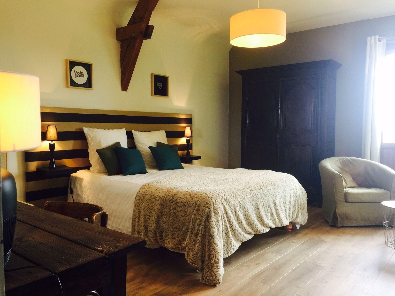 Fer et planche à repasser, accès Internet, draps fournis