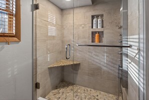 Shower, towels - In the middle of it all. Walk. Ski in. Hot Tubs. (Breckenridge)