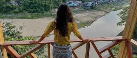 Phòng đôi hoặc 2 giường đơn Cao cấp, ban công, quang cảnh hồ | Hiên