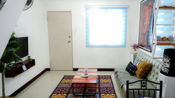 Exclusive Townhome, 2 Bedrooms | Living room | 40-inch Smart TV with cable channels