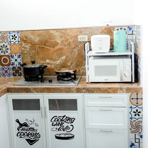 Exclusive Townhome, 2 Bedrooms | Private kitchen | Mini-fridge, microwave, oven, stovetop - Clark Stays Blue (Mabalacat City)