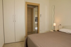 1 slaapkamer, een strijkplank/strijkijzer, reisbedje