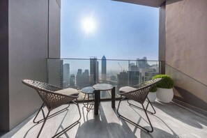 Terrace/patio - Free housekeeping visits during your stay - StayShort - Beautiful 1BR in Business Bay Sleeps 4! (Business Bay)