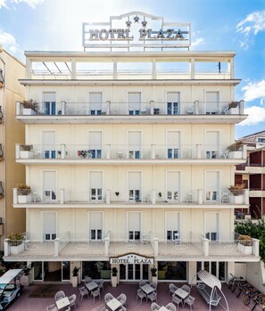 Vista frontal de la propiedad