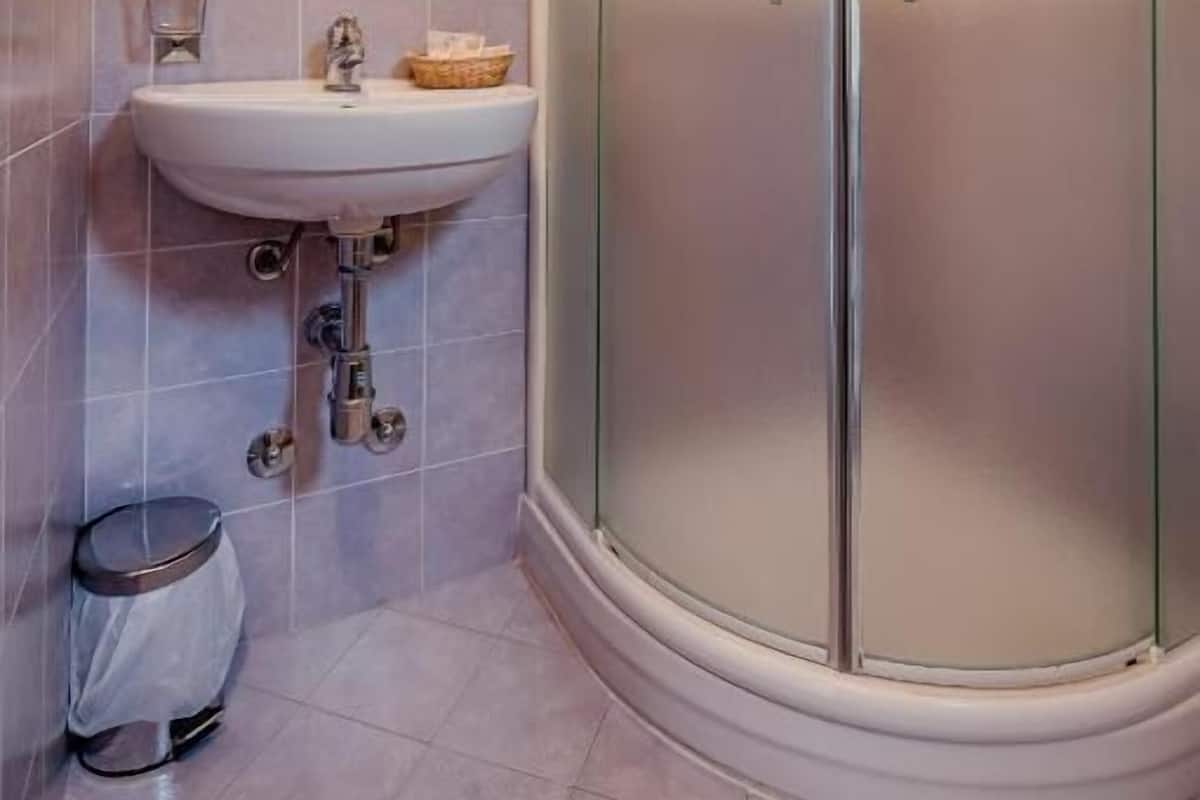 Standard Room | Bathroom