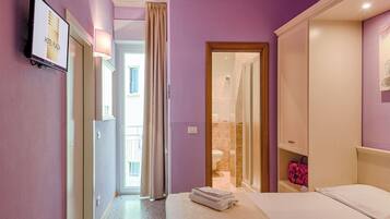 家庭四人房 | 書桌、免費無線上網