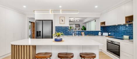 Refrigerador, microondas, horno y parrilla de estufa