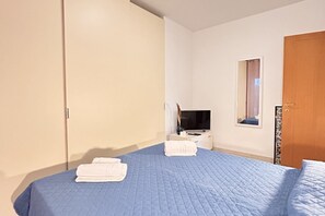 Iron/ironing board, travel crib