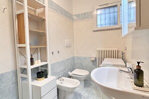 Dusche, Bidet, Handtücher