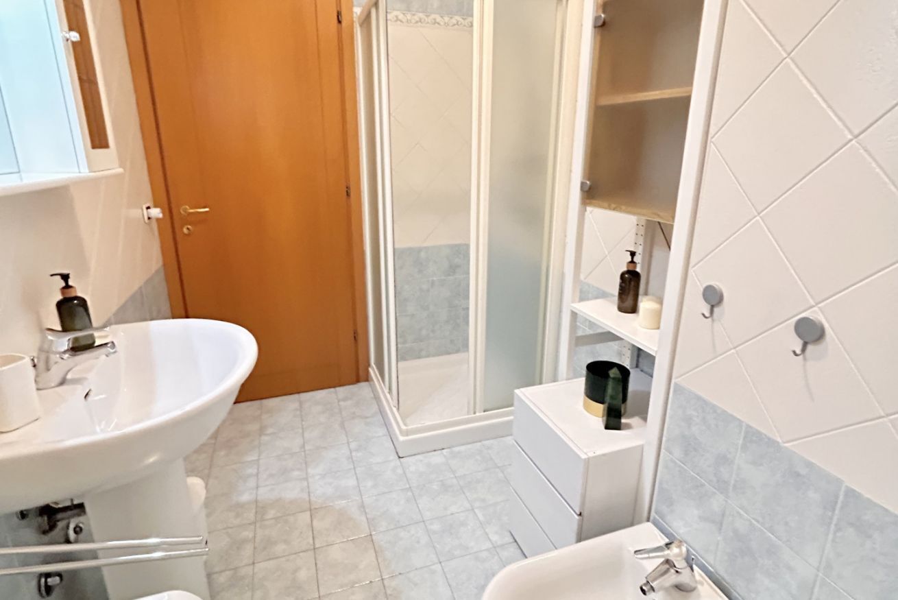 Douche, bidet, serviettes fournies