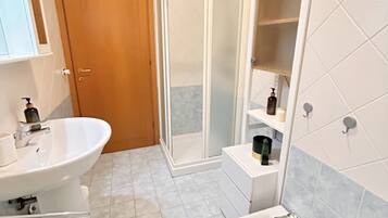 Douche, bidet, serviettes fournies