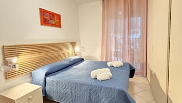 Iron/ironing board, travel crib