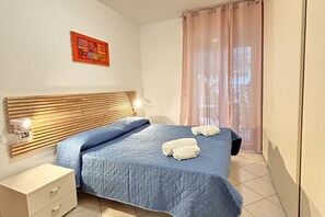 Een strijkplank/strijkijzer, reisbedje