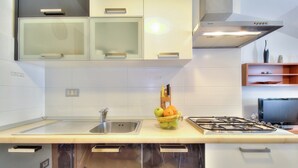 A modern kitchen with a stainless steel sink, a gas stove, and a fruit bowl on the counter. - Cosy studio apartment for 2 on a great location in a touristic village, Susanna1 (Katoro)