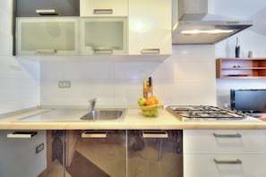 Fridge, stovetop, coffee/tea maker, cookware/dishes/utensils - Cosy studio apartment for 2 on a great location in a touristic village, Susanna1 (Katoro)