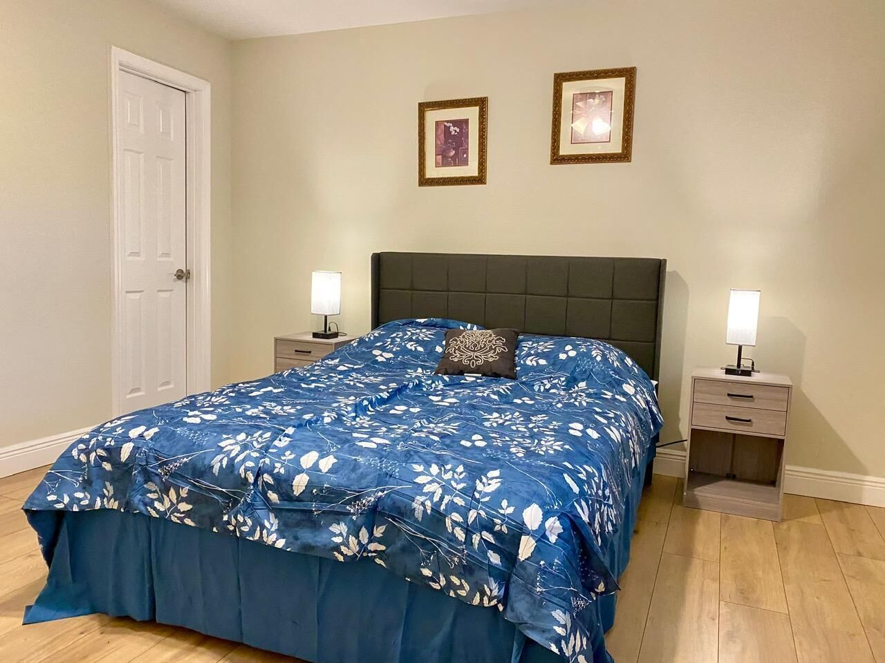 Silitysrauta/-lauta, Wi-Fi, vuodevaatteet