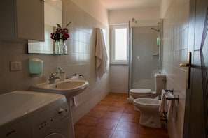 Shower, bidet, towels - GF Apartments Li Seddi Comfort Ground - MIRTO (Badesi)