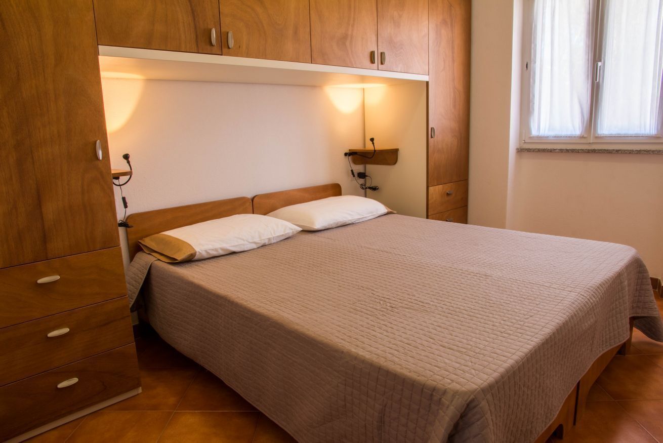 2 habitaciones, tabla de planchar con plancha y cuna de viaje 