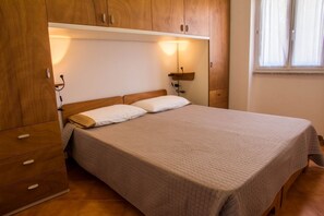 2 habitaciones, tabla de planchar con plancha y cuna de viaje 