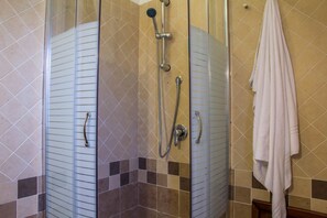 Bruser, bidet, håndklæder