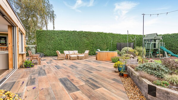 Terrace/patio - 2 Mere Pits Cottages (Tamworth)
