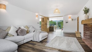 Living area - 2 Mere Pits Cottages (Tamworth)