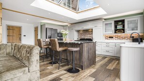 Dishwasher, cookware/dishes/utensils - 2 Mere Pits Cottages (Tamworth)