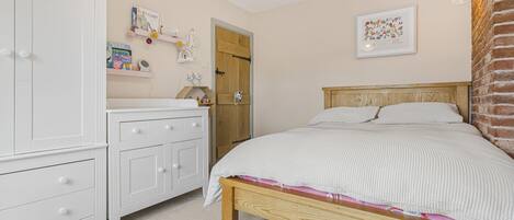 5 bedrooms, individually decorated, individually furnished, free WiFi