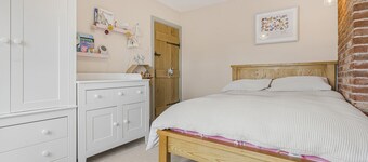 2 Mere Pits Cottages