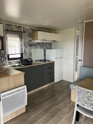Mobile Home, 3 Bedrooms | Private kitchen | Full-sized fridge, microwave, stovetop, cookware/dishes/utensils - camping la vallée (Coti-Chiavari)