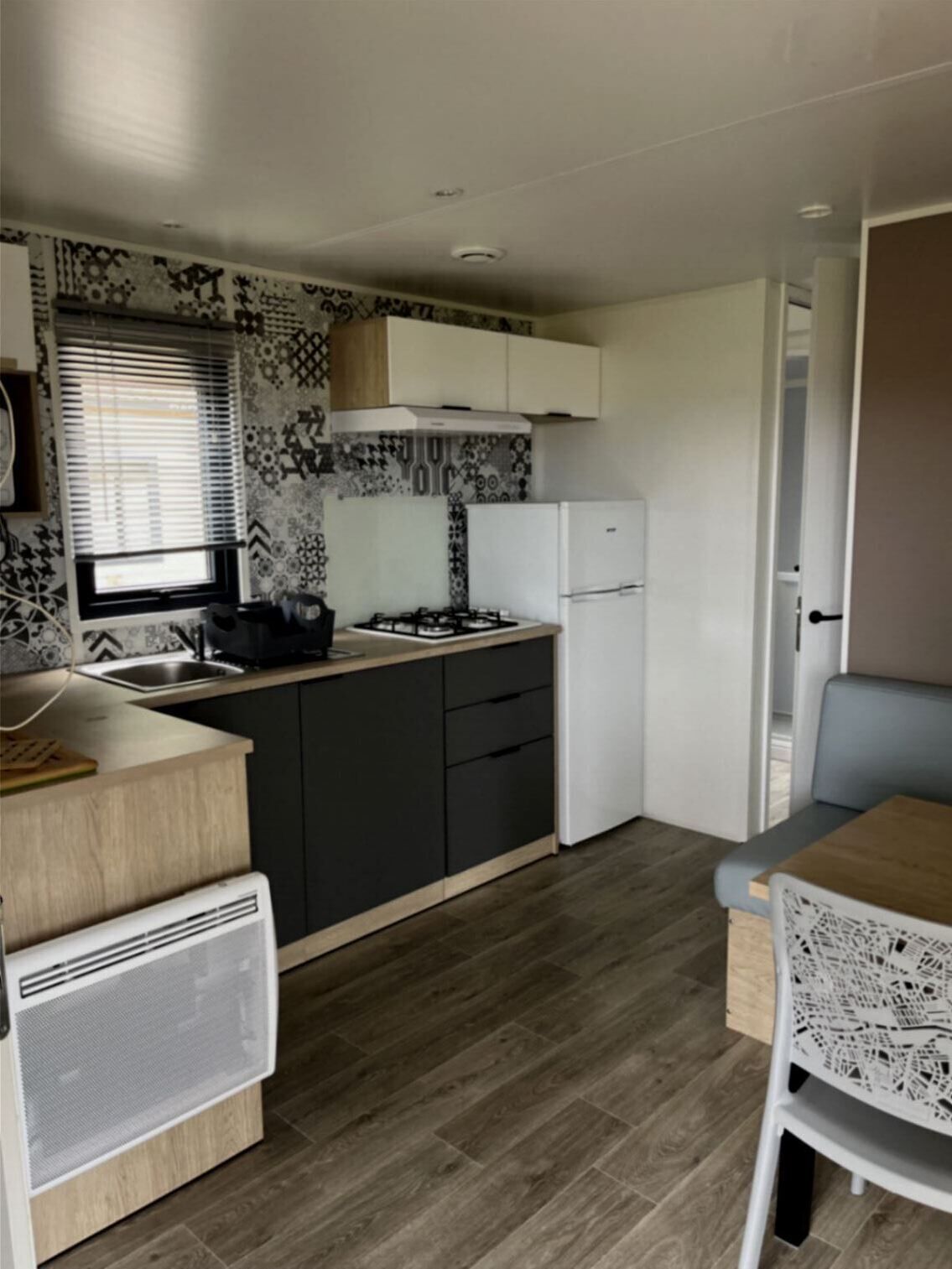 Casa rodante | Cocina privada | Refrigerador con congelador, microondas y parrilla de estufa 