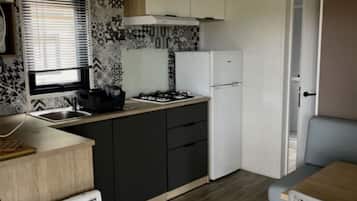 Casa rodante | Cocina privada | Refrigerador con congelador, microondas y parrilla de estufa