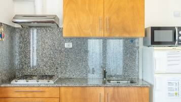 Kühlschrank, Mikrowelle, Herdplatte, Toaster