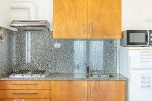 Kühlschrank, Mikrowelle, Herdplatte, Toaster