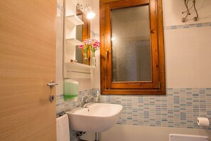 Douche, bidet, serviettes fournies