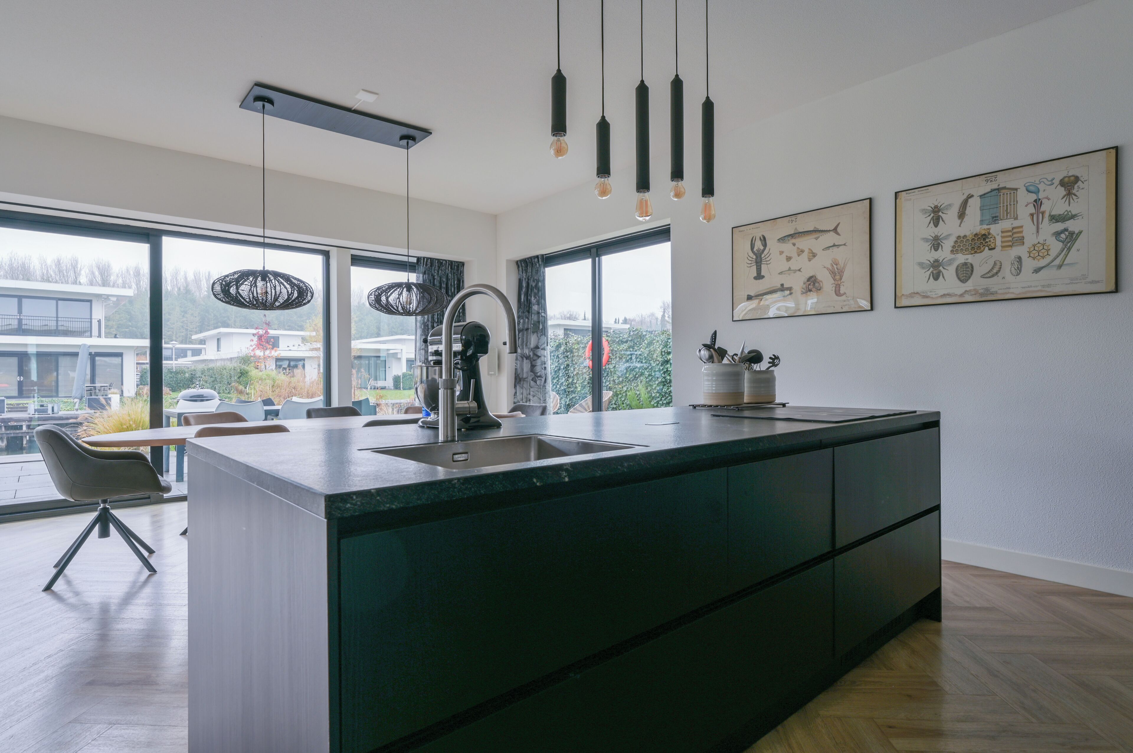 Frigorífico, microondas, horno y placa de cocina