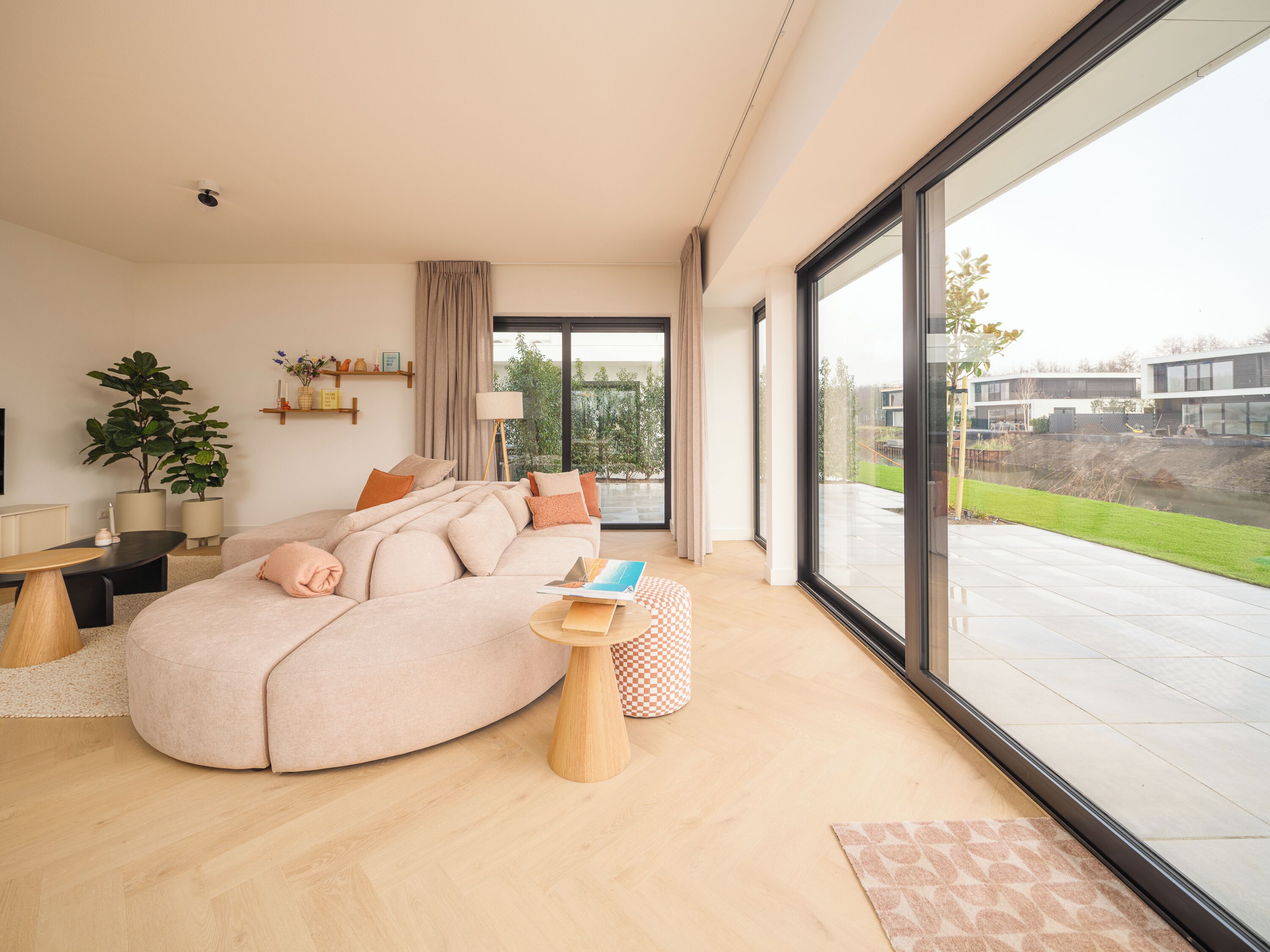 Brand-new 8-person Waterfront Villa With Hot Tub, Sauna And Trampoline  Perfect For A Luxury Family Getaway. - Lelystad