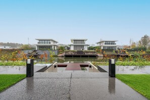 Property grounds - Luxurious 8-person villa with hot tub, sauna, spacious waterfront garden with barbecue and private jetty – perfect for ultimate relaxation and comfort. (Zeewolde)