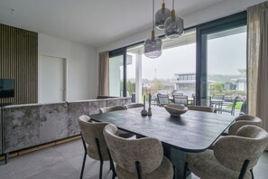 Dining - Luxurious 8-person villa with hot tub, sauna, spacious waterfront garden with barbecue and private jetty – perfect for ultimate relaxation and comfort. (Zeewolde)