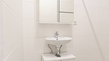 ベーシック スタジオ | バスルーム | シャワー、バスアメニティ (無料)、ヘアドライヤー、タオル