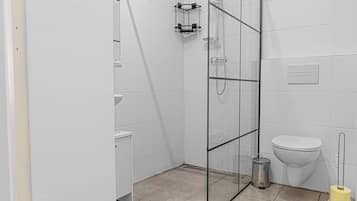 Studio | Salle de bain | Douche, articles de toilette gratuits, sèche-cheveux