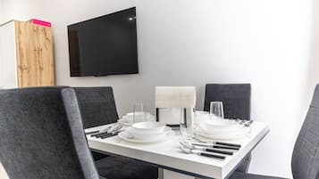 Basic Studio | Private kitchen | Mini-fridge, microwave, oven, stovetop