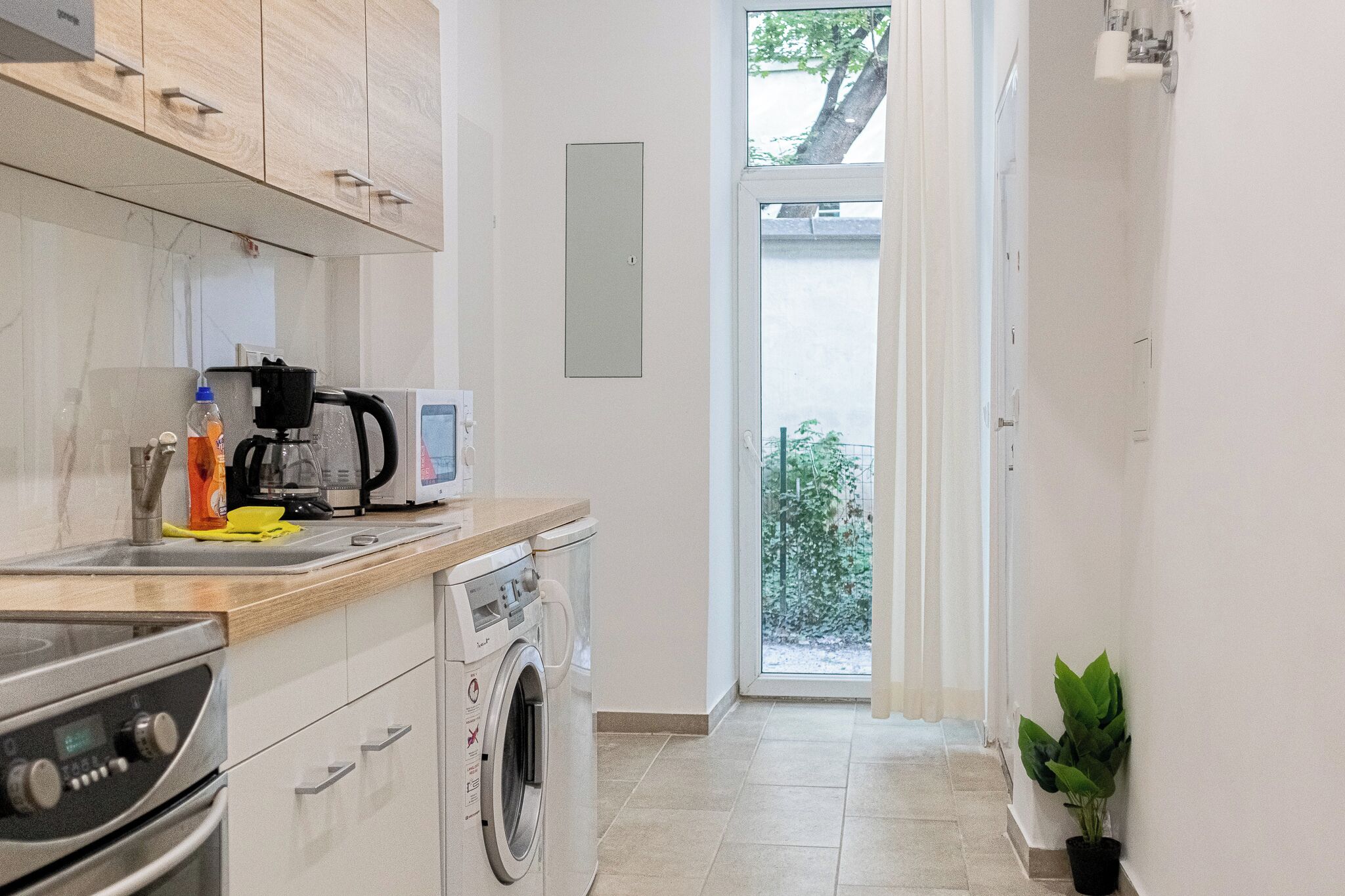 ベーシック スタジオ | 専用キッチン | 小型冷蔵庫、電子レンジ、オーブン、コンロ