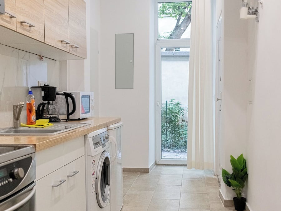 Estudio básico | Cocina privada | Frigorífico pequeño, microondas, horno y placa de cocina