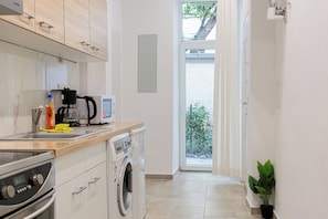 Estudio básico | Cocina privada | Frigorífico pequeño, microondas, horno y placa de cocina