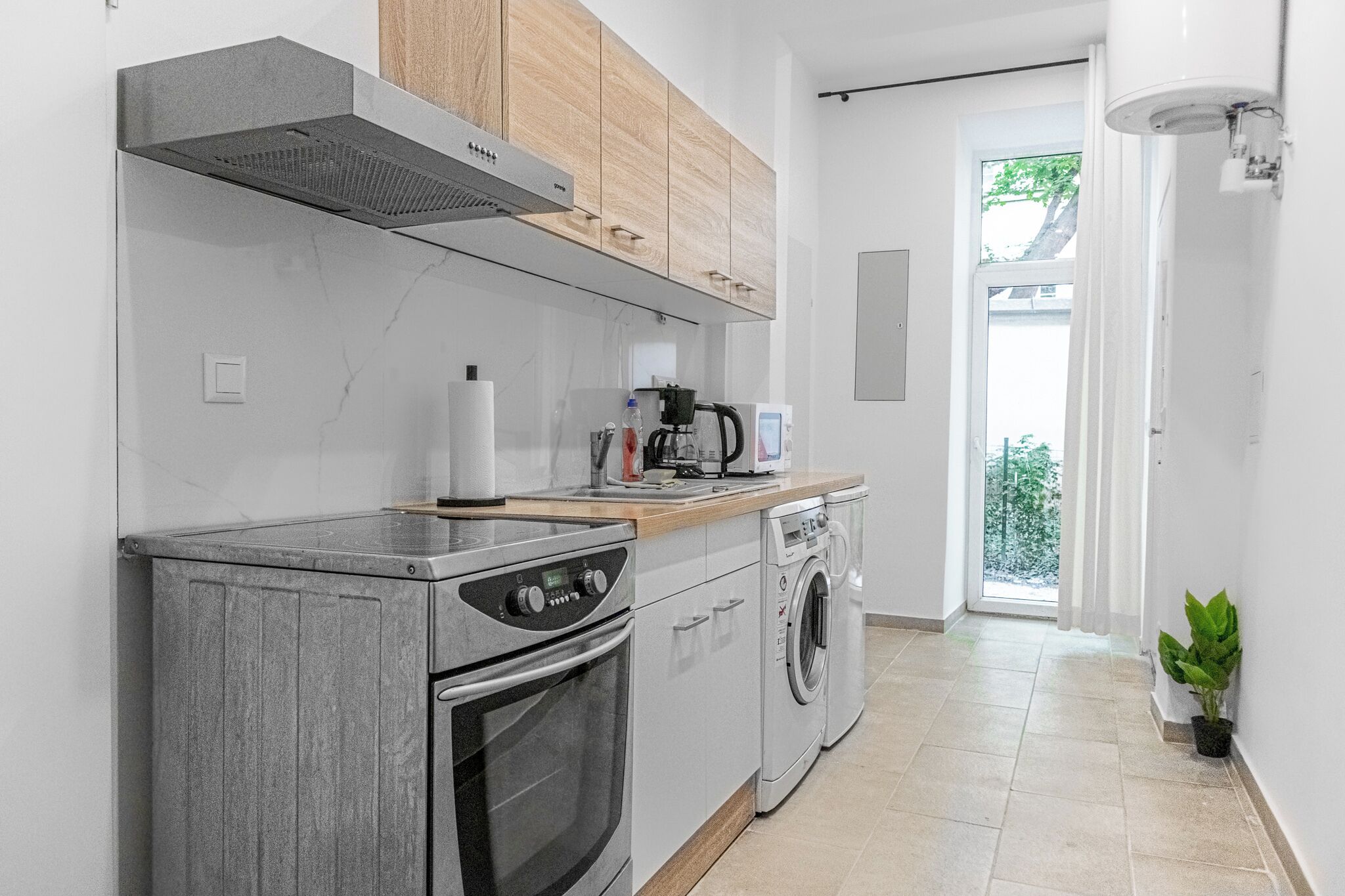 Basic Studio | Private kitchen | Mini-fridge, microwave, oven, stovetop